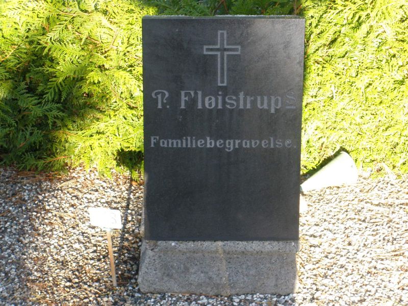 P. Floeistrup's familiegravsted.JPG